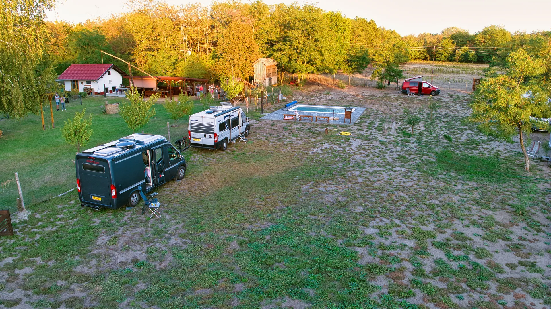 Dronebeeld zwembad en huizen